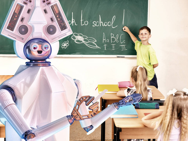 Robot maestro con escolares en clase escolar cerca de pizarra
. - Foto, Imagen