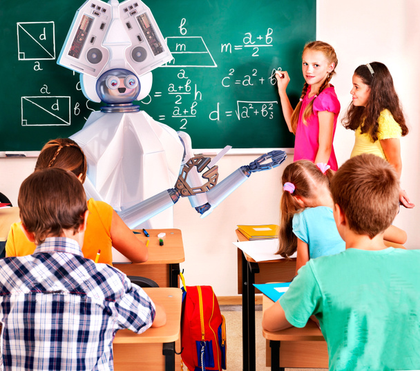 Вчитель ефірний робот зі шкільними дітьми в шкільному класі дошка
. - Фото, зображення