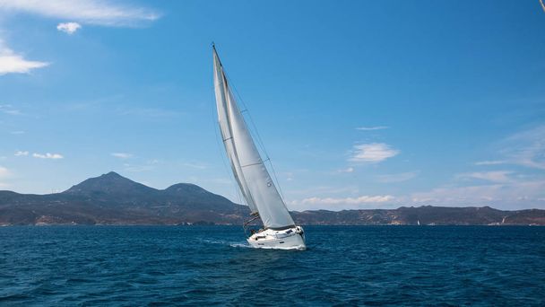 Nave a vela yacht di lusso con vele bianche nel Mar Mediterraneo
. - Foto, immagini