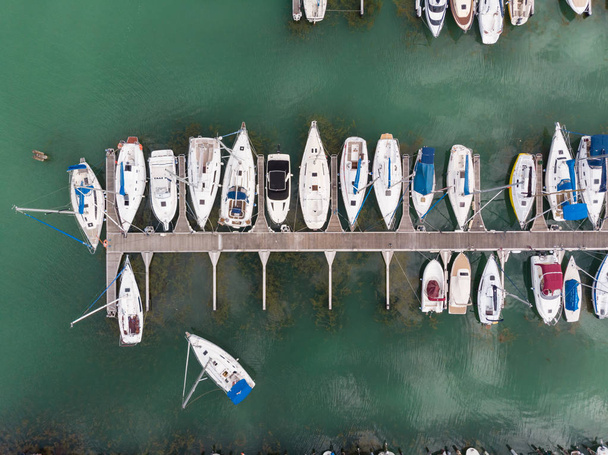 バラトン湖、ドローン トップ ビューで白のセーリング ボート - 写真・画像
