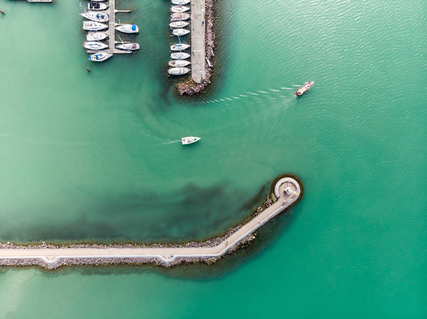 Barcos a vela brancos em Lake Balaton, vista superior drone
 - Foto, Imagem