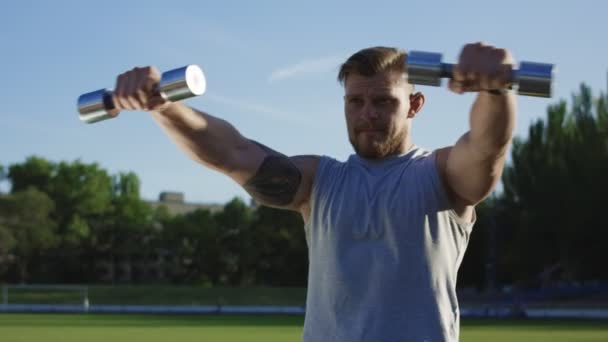 Getatoeëerde brute sportman training op veld - Video