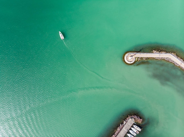 weiße Segelboote im Plattensee, Drone Draufsicht - Foto, Bild