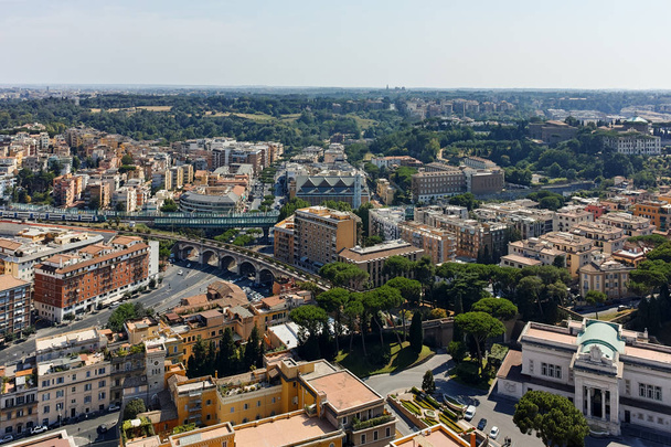 ROME, ITALIE - 24 JUIN 2017 : Incroyable panorama vers le Vatican et la ville de Rome depuis le dôme de la basilique Saint-Pierre, Italie
 - Photo, image