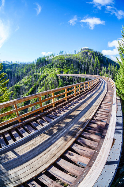 Originariamente uno dei 19 ponti ferroviari in legno costruiti nei primi anni del 1900 a Myra Canyon, Kelowna, BC, è ora un parco pubblico con piste ciclabili ed escursionistiche.
. - Foto, immagini