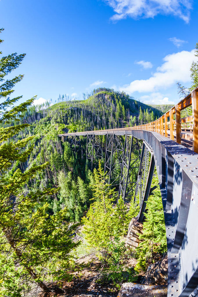 Originariamente uno dei 19 ponti ferroviari in legno costruiti nei primi anni del 1900 a Myra Canyon, Kelowna, BC, è ora un parco pubblico con piste ciclabili ed escursionistiche.
. - Foto, immagini