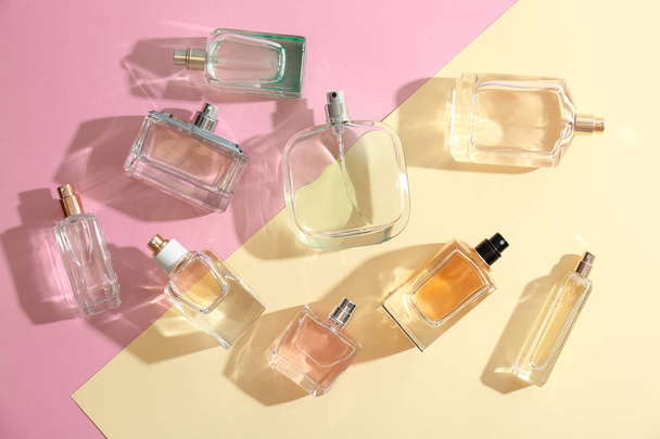 Perfume bottles on colorful background, flat lay - Fotoğraf, Görsel