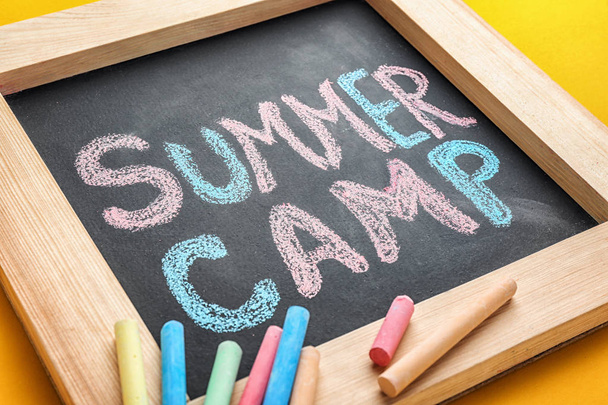 Text "SUMMER CAMP" on small blackboard and chalk, closeup - Foto, Imagem