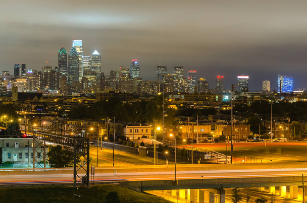 Philadelphia skyline yöllä nähtynä Stadium District, Pennsylvania, Yhdysvallat
 - Valokuva, kuva