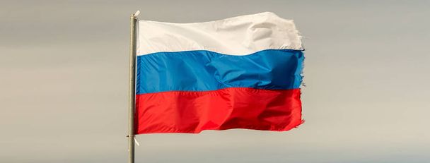 Az Orosz Föderáció zászlaja lobogott a szélben - Fotó, kép