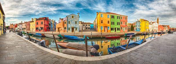 Vista panorámica de las coloridas casas a lo largo del canal en la isla de Burano, Venecia, Italia. La isla es una atracción popular para los turistas debido a su pintoresca arquitectura
 - Foto, imagen
