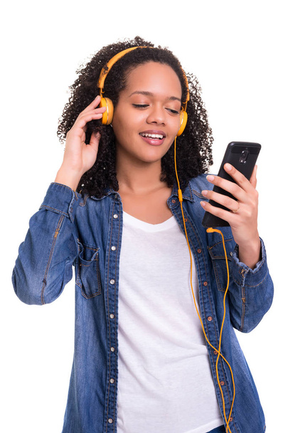 Красива молода африканська жінка слухає музику, ізольована над білим
 - Фото, зображення