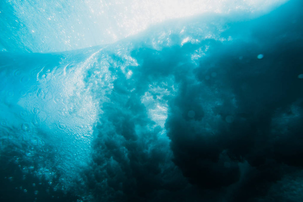 όμορφη καθαρή γαλάζια θάλασσα με κύμα για φόντο φωτογραφία - Φωτογραφία, εικόνα