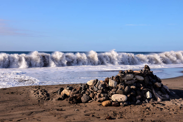 Σκληρή θάλασσα με μεγάλα κύματα σπάσιμο στην ακτή - Φωτογραφία, εικόνα