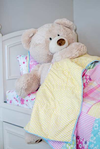 Ours géant prend un réveil au lit pour s'assurer qu'il se réveille à l'heure
 - Photo, image