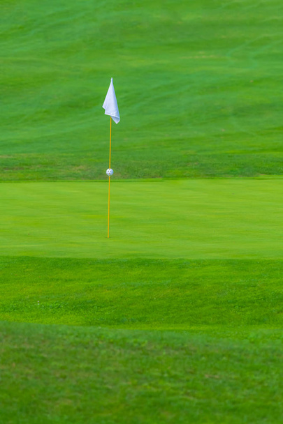 Golfové hřiště, golf, zelená s vlajkou v díře - Fotografie, Obrázek