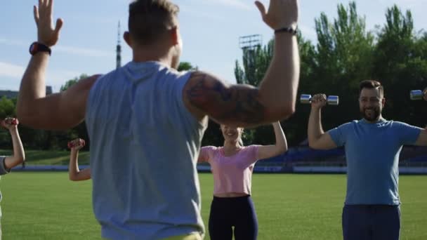Rodinný trénink s osobním trenérem na hřišti - Záběry, video
