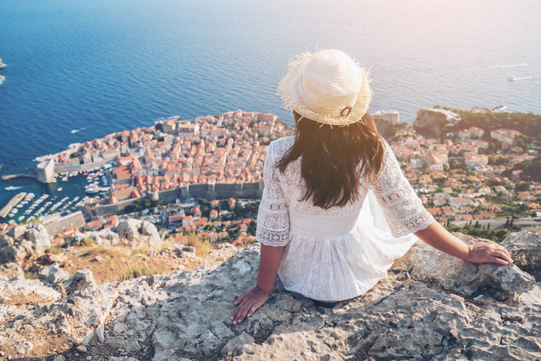 Matkustaja katselee näkymä Dubrovnik kaupunki, Dalmatia, Kroatia, näkyvä matkakohde Kroatiassa. Dubrovnikin vanhakaupunki listattiin Unescon maailmanperintökohteeksi vuonna 1979.
. - Valokuva, kuva
