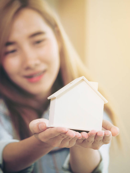 junge Frau plant, ein Haus zu kaufen. Entscheidungsfindung bei Immobilien und Immobilieninvestitionen. - Foto, Bild