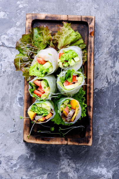 Ассорти азиатских весенних рулонов с овощами и салатом
 - Фото, изображение