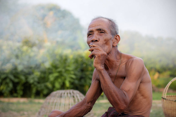 Starcy są palenie w wiejskich Tajlandii. - Zdjęcie, obraz