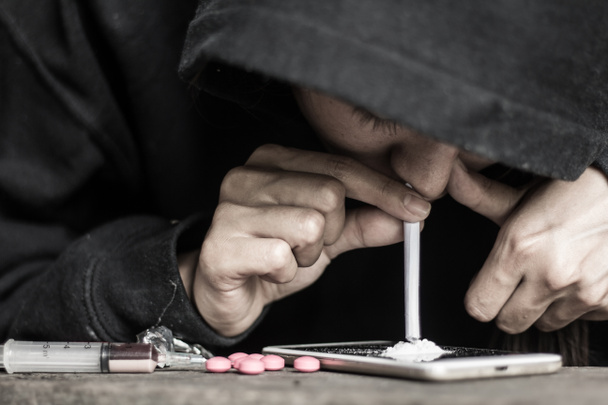 Frauen nehmen Heroin, den Begriff für Kriminalität und Drogensucht. 26. Juni, Internationaler Tag gegen Drogenmissbrauch und illegalen Handel - Foto, Bild