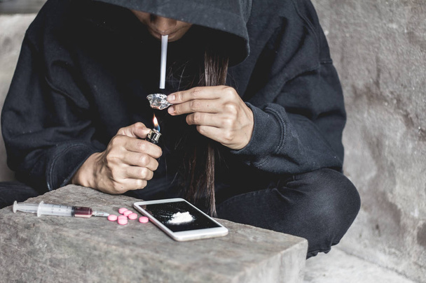 las mujeres están tomando drogas, El concepto de crimen y la adicción a las drogas. 26 de junio, Día Internacional contra el Abuso de Drogas y el Tráfico Ilícito
 - Foto, imagen