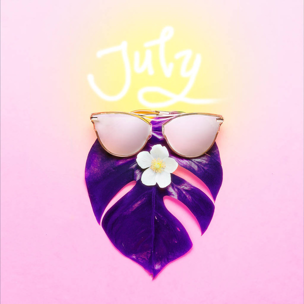 Τροπικό καλοκαίρι έννοια. Μοντέρνα hipster τέρας ροζ γυαλιά. Δημιουργικό αφίσας με νέα χρώματα και έντονο παρασκήνιο. Μοντέρνα τάση στυλ. - Φωτογραφία, εικόνα