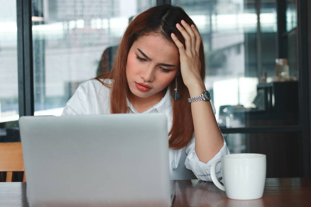Widok z przodu z niepokoju zdenerwowany młodych azjatycki biznes kobieta cierpi na ciężką depresję w miejscu pracy. - Zdjęcie, obraz