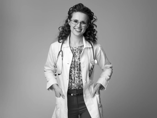 Boldog gyermekorvos orvos fehér orvosi köntöst portréja - Fotó, kép