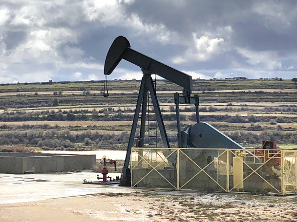 Olej do pompowania wody. Ayoluengo pola naftowego. Burgos, Hiszpania. Produkcja energii - Zdjęcie, obraz