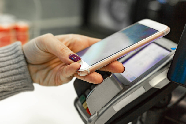 NFC - mező kommunikáció, mobil fizetési közelében - Fotó, kép