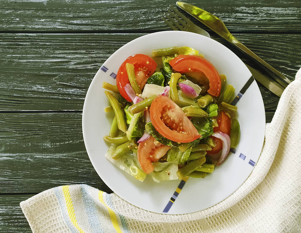 レタス グリーン豆、トマト、木製の背景 - 写真・画像