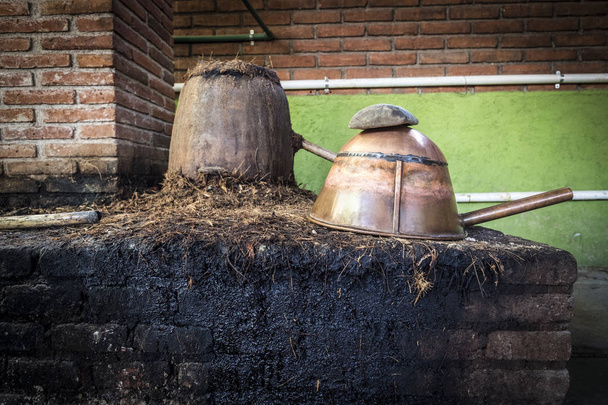 Zona de destilación de mezcal en una pequeña fábrica del estado de Oaxaca en el sur de México
 - Foto, imagen