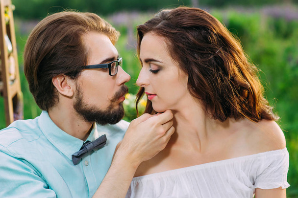 una pareja encantadora que se acercan en anticipación de un beso
 - Foto, imagen