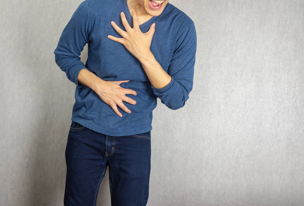 Göğüs ağrısı, göğüs eller tarafından kapsayan adam - Fotoğraf, Görsel