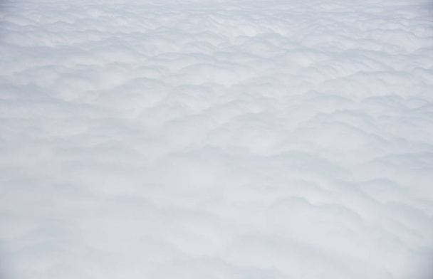 Přírodní pozadí z bílé načechraný mraky vytvoření pěkné textury. - Fotografie, Obrázek