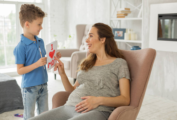 Surprised pregnant mother receiving present from son - Foto, Imagem