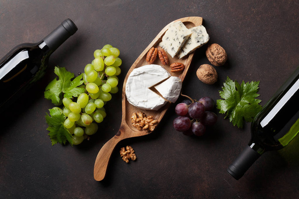 ワイン、チーズ、ぶどうとナッツ。トップ ビュー - 写真・画像