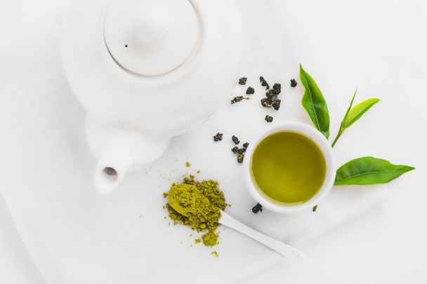 Grüner Tee in weißer Tasse weißer Hintergrund Aroma - Foto, Bild