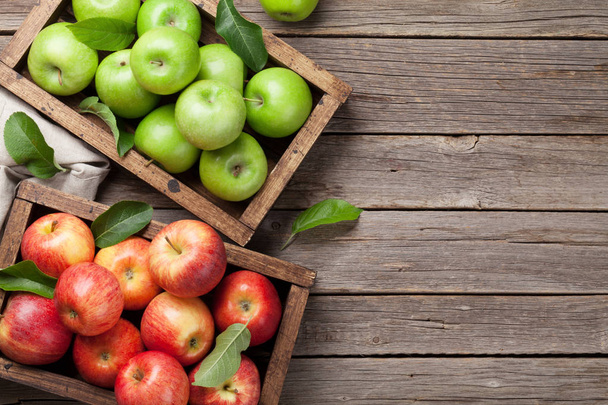 Ώριμα πράσινα και κόκκινα μήλα σε ξύλινο κουτί. Το Top view με χώρο για το κείμενό σας - Φωτογραφία, εικόνα
