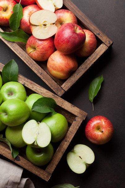 Manzanas verdes y rojas maduras en caja de madera. Vista superior
 - Foto, Imagen