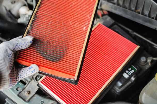 mecânico substitui filtro de ar no carro
 - Foto, Imagem