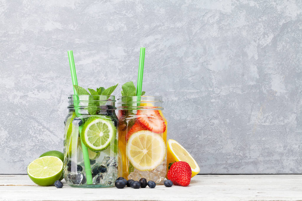 Frascos de limonada fresca con frutas y bayas de verano. Con espacio para tu texto
 - Foto, imagen