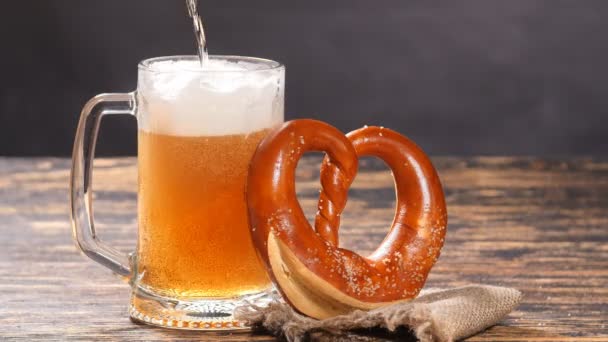Um copo de cerveja e pretzel em uma mesa de madeira
 - Filmagem, Vídeo