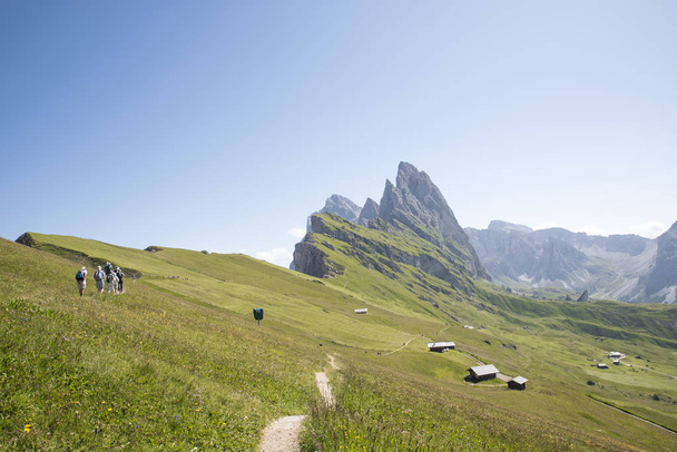 los excursionistas van por un camino.Dolomitas, Alpes, Italia
 - Foto, imagen