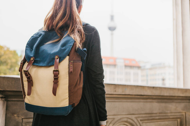 Una ragazza viaggiatore o turista o studente con uno zaino viaggia a Berdlin in Germania
 - Foto, immagini