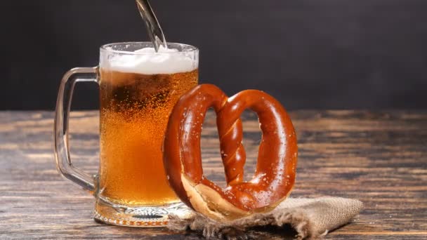 Un bicchiere di birra e pretzel su un tavolo di legno
 - Filmati, video