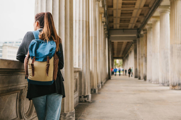 Молода дівчина мандрівника або туристичної або студент з рюкзаком подорожує до Berdlin в Німеччині - Фото, зображення