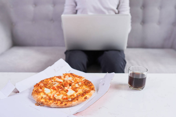 Mann isst Pizza zum Mitnehmen und ruht sich aus - Foto, Bild
